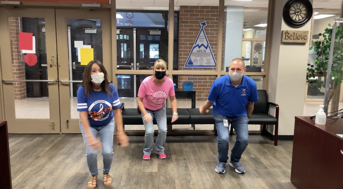 HumbleISD_AMS's tweet photo. The 8th Grade team is ready to start their summer!  ☀️ Jumping into summer like... #AtascaTigers 😆 https://t.co/cJaFd0idI9