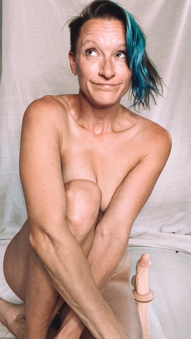 Heather Smiling's pics and videos - E2gC9X XoAM27ew jpg:small