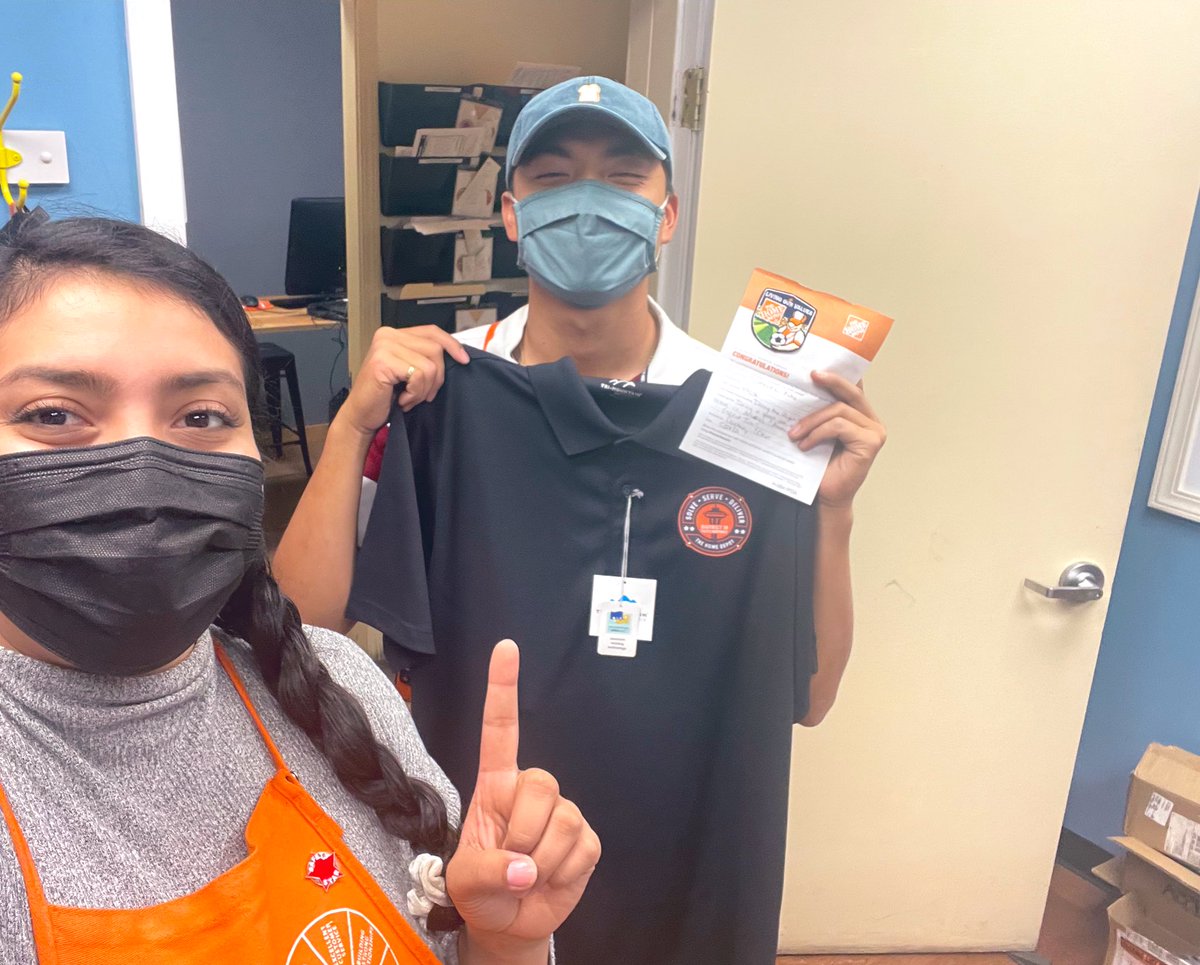 Handing out POLOS this week to well deserved OFAs! Thank you for everything you guys do. @Ken_D19DM @JKirkHD @_Pakiza_ <a href="/ChuckSly2/">Chuck Sly</a> <a href="/Shepoftheyear77/">jason shepard</a> <a href="/magnusson_mike/">Mike Magnusson</a> @JennyP4702 <a href="/Cody90445277/">Cody</a>