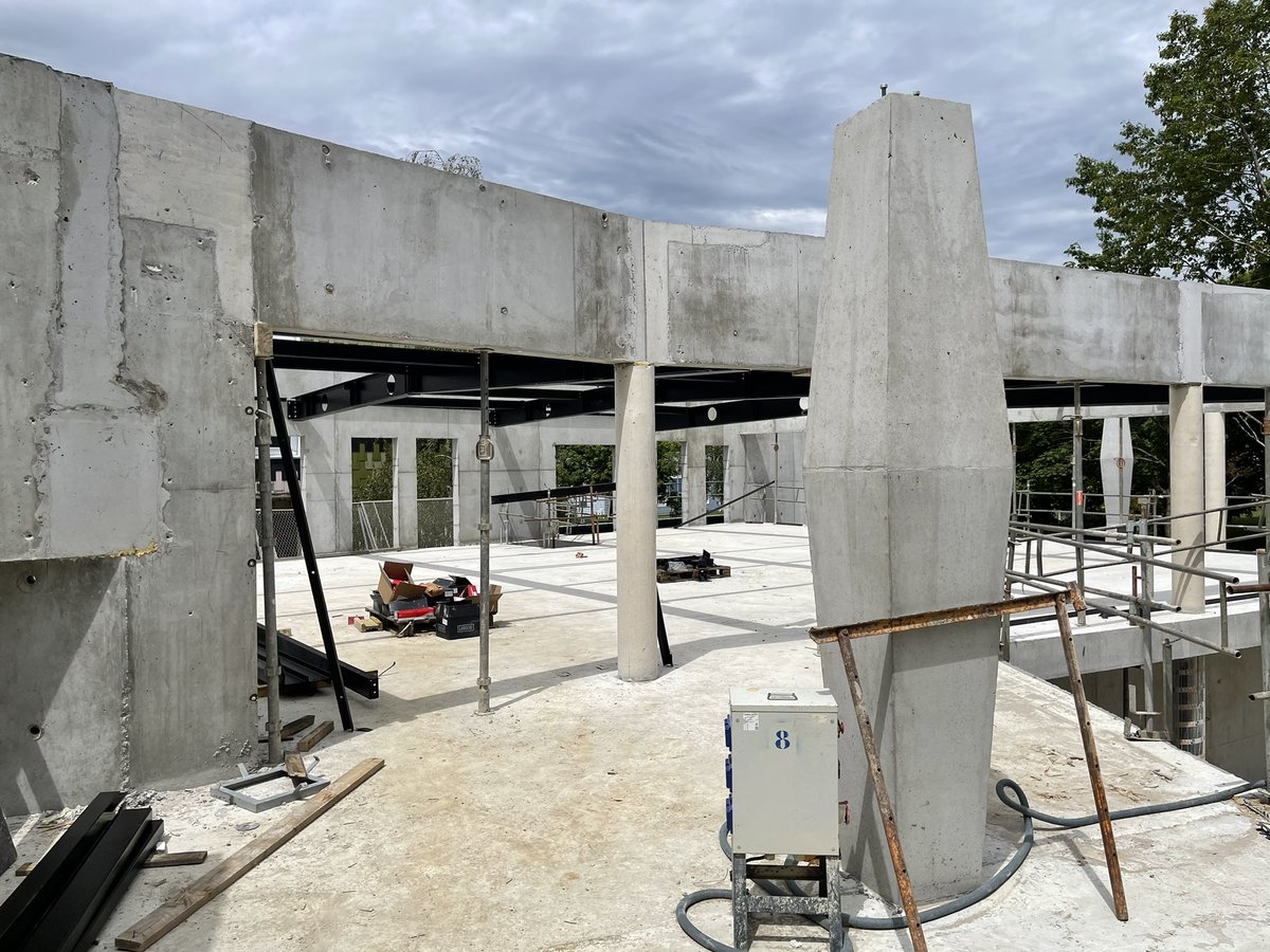 Pose de la charpente du nouveau showroom <a href="/Cocktail_Vision/">Cocktail Vision</a> <a href="/Gustav_by_C/">Gustav by Cocktail</a> @EEGPinside 
Ça avance 😉
<a href="/larochesuryonfr/">La Roche-sur-Yon, Ville & Agglomération</a> <a href="/PrefetVendee/">Préfet de la Vendée 🇫🇷</a> <a href="/VendeeFrTech/">La French Tech Vendée</a> <a href="/LaFrenchFab/">La French Fab</a> #FranceRelance <a href="/oryon85/">Oryon</a> #DOOH