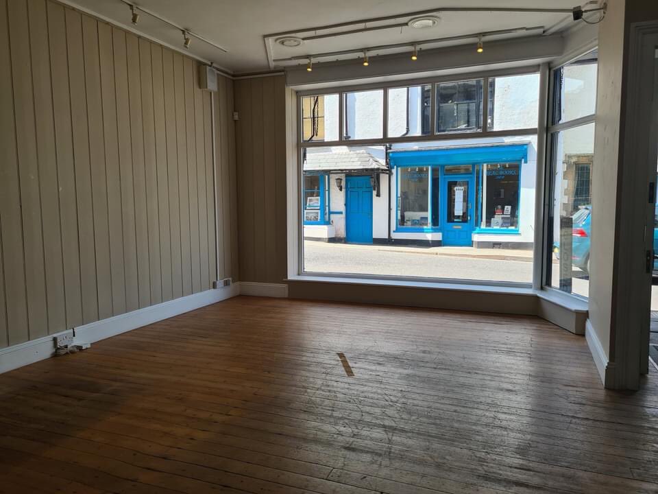 Yesterday was a BIG DAY.

Stacked Wonky now has an office and design studio on Porlock High Street!  And the best landlady ever, the lovely Lise.

It's going to take us a week or two to get sorted but do drop by as soon as we are open! 😀😀😀