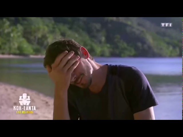 EmblemingTeam's tweet photo. Claude devant cette épreuve d’orientation où ils sont même pas foutus de regarder la couleur de la bannière #KohLanta https://t.co/LZjIK2YZho