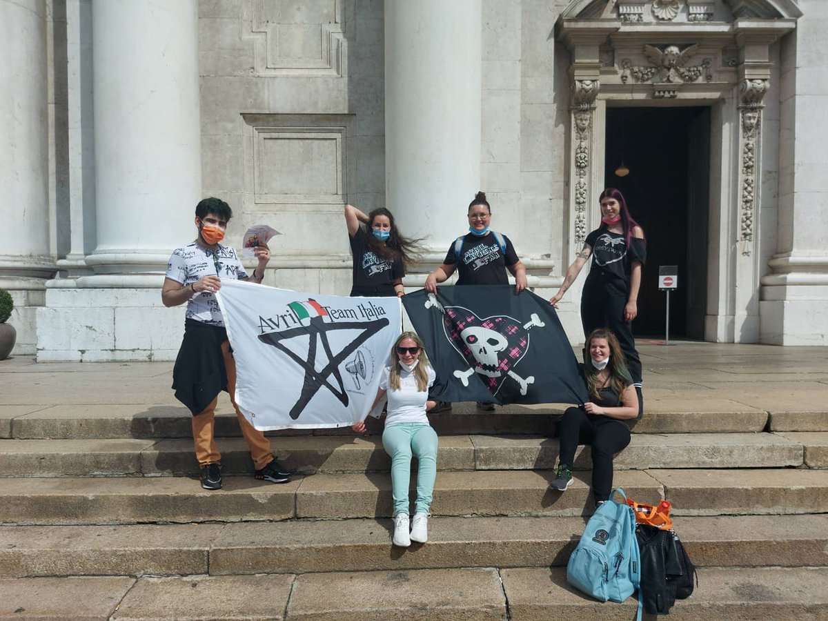 AvrilTeamItalia's tweet photo. 📸| 37° Meet: "#FLAMES" Street Team BRESCIA 🇮🇹🏛 @AvrilLavigne @MODSUN @AvrilFoundation
#AvrilLavigne #modsun #flamesmusicvideo https://t.co/ULMSkKdgMi