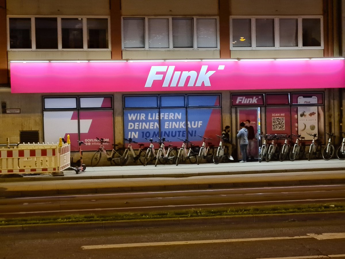 Die Lager von Flink sind durchaus auffällig beklebt. Die scheinen ziemlich davon zu profitieren, dass in Bayern Supermärkte schon um 20 Uhr schließen müssen.