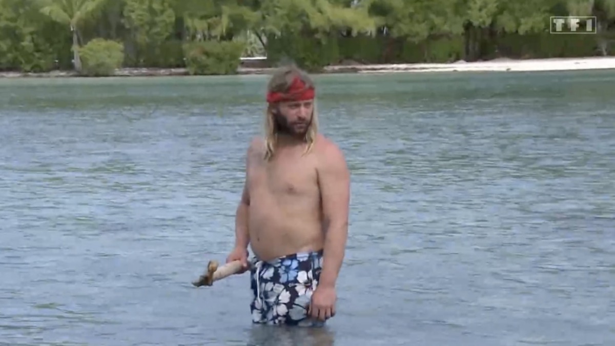 Flopapandreo's tweet photo. Arnaud qui cherche le poignard 🗡#KohLanta https://t.co/CwKHtvSPq7