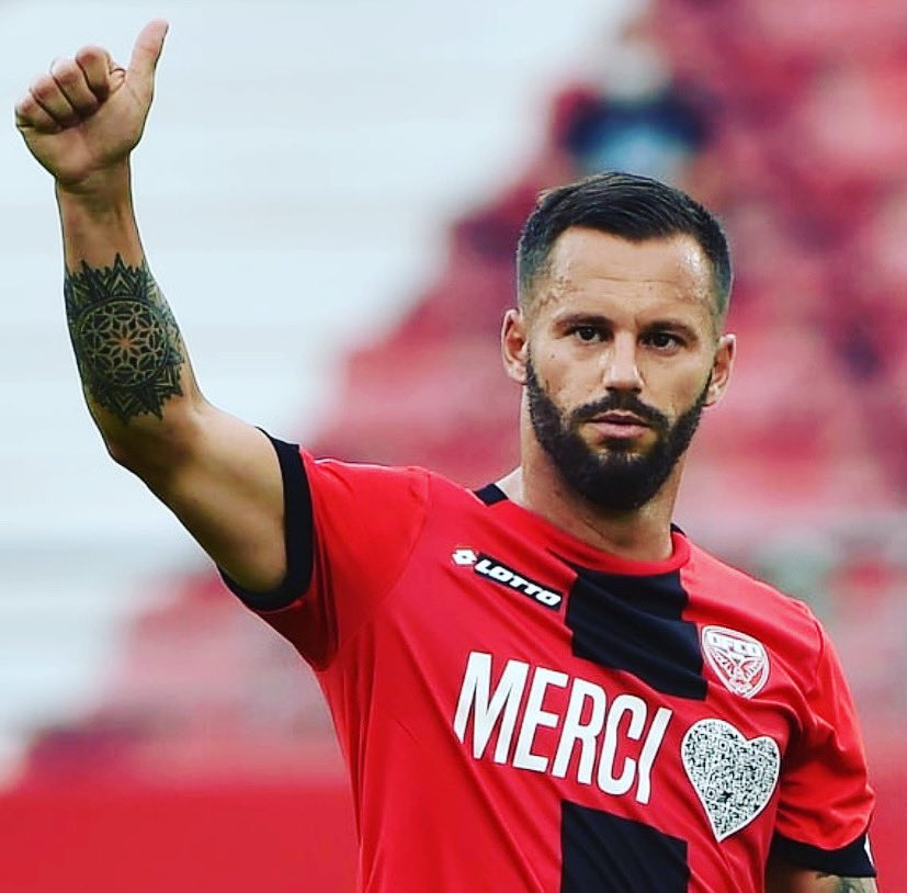 Très heureux et très fier de prolonger au <a href="/DFCO_Officiel/">Dijon FCO</a>  😍 Une 7 eme saison consécutive pour une nouvelle aventure qui j’espère sera remplie de belles émotions . Merci à tous pr vos messages ❤️ #DFCO #prolongation