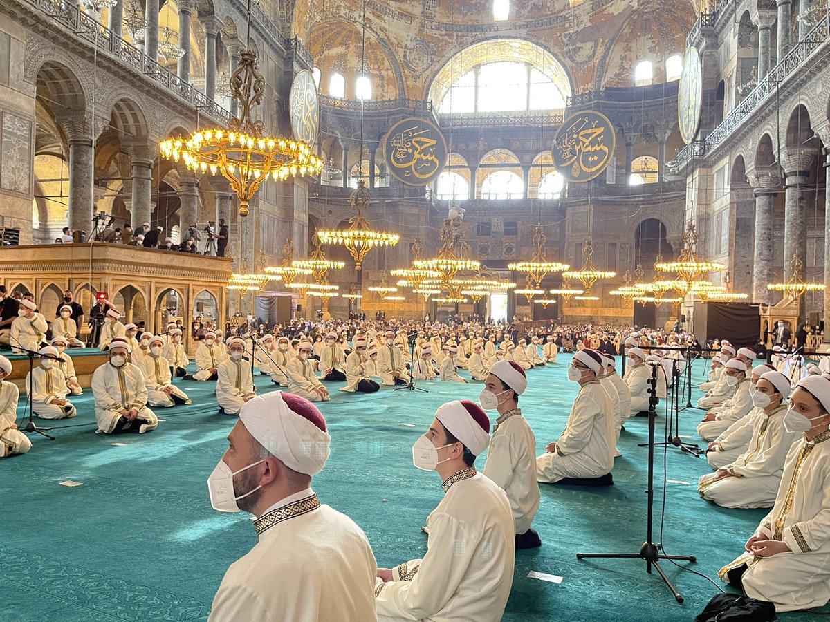 HAFIZLIK

28Şubat97 sonrası din eğitim veren kurumlar nerdeyse kapanmış ve öğrenci bulamamıştı,

Üsküdar İTO Marmara imam hatipte hafızlığını bitiren 136 evladımız 86 yıllık bekleyişin ardından açılan Ayasofya Camiinde,
Reis-i Cumhurun tilavetiyle icazetlerini aldılar,HAMDOLSUN🤲