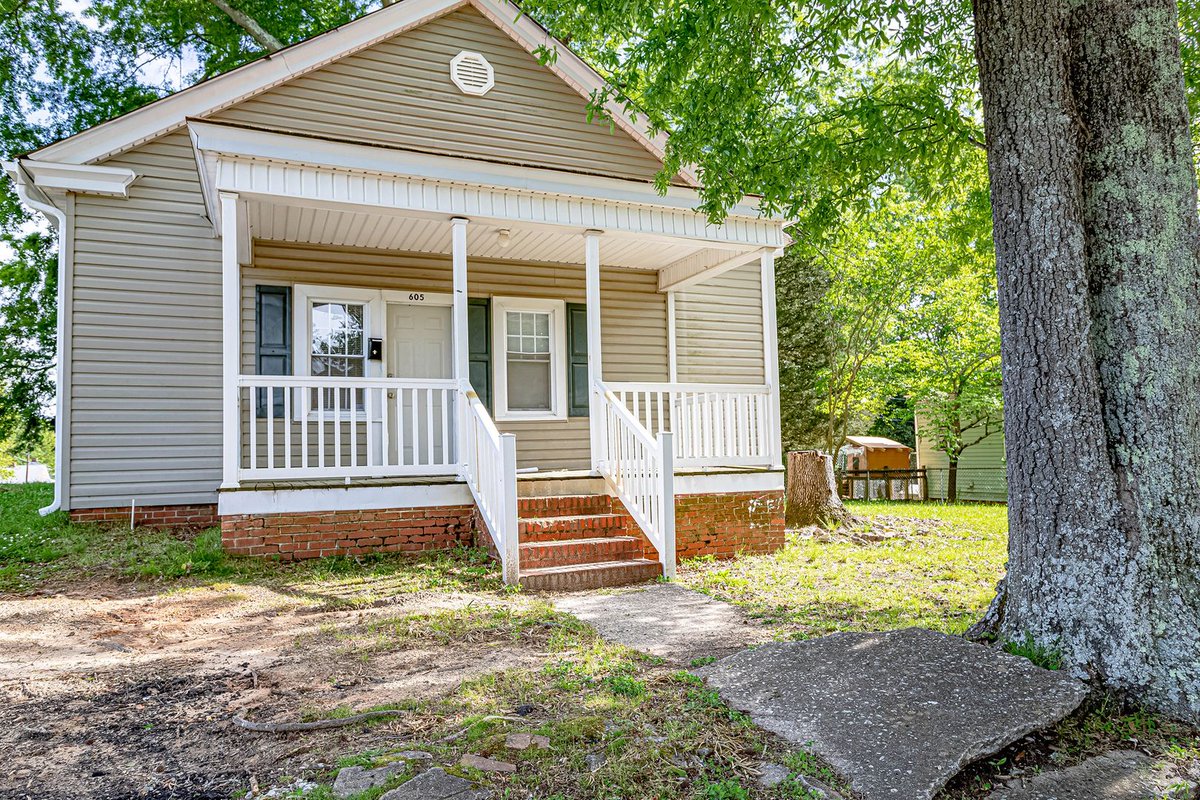 AlphaPropertySC's tweet image. FOR RENT $795/month:
605 Round St
Woodruff, SC 29388
Property Information Here:  bit.ly/2SDPP9
View additional listings here: alphapropertysc.com