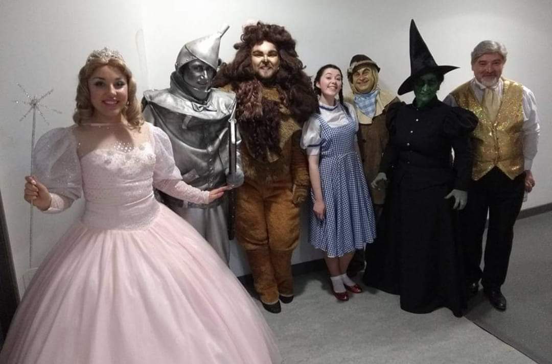 LADAMAmusicals's tweet photo. Our third throwback is to 2018 when we followed the Yellow Brick Road to Oz! We had the wonderful cast of munchkins (our Theatre School kids) who joined the adult cast to tell the beloved story of The Wizard Of Oz. And tickets for our production of this iconic musical sold out!🌈 https://t.co/beaUdpJWkx
