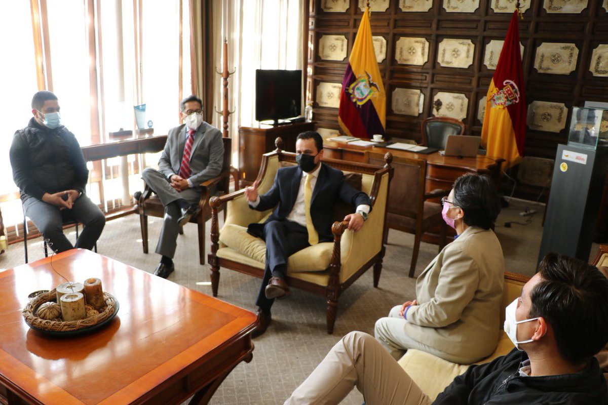 Esta mañana el Gobernador del #Azuay, <a href="/EstebanBernalB/">Esteban Bernal🇪🇨</a>, mantuvo una reunión con la Prefecta  <a href="/MendezAzuay/">Cecilia Méndez Mora</a>.

El Gobernador reiteró su compromiso de trabajar mancomunadamente en beneficio de los azuayos y azuayas.

#GobiernoDelEncuentro
#JuntosLoLogramos