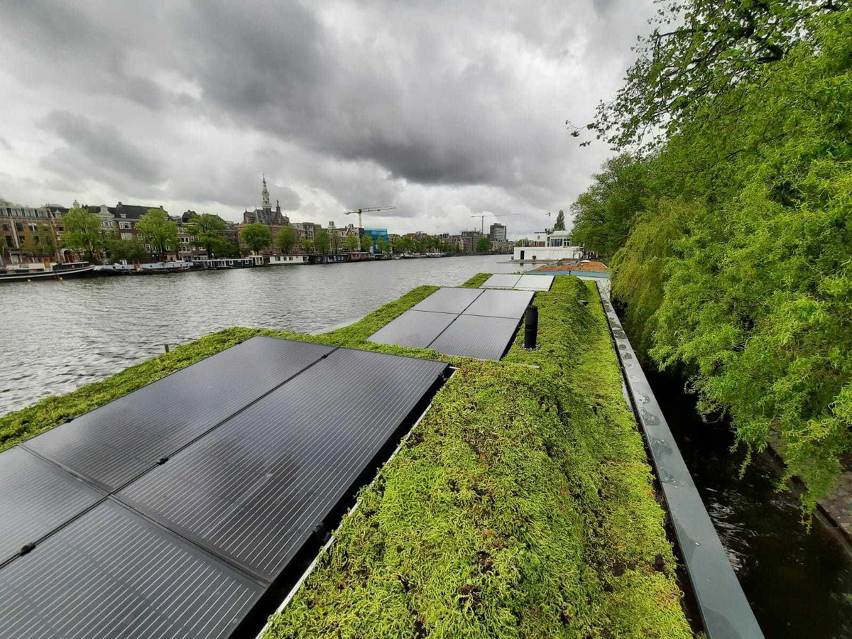 Groendak's tweet image. Woonboot met Groendak een goede combi. Ook hier aan de Weesperzijde, Amsterdam. groendak.nl