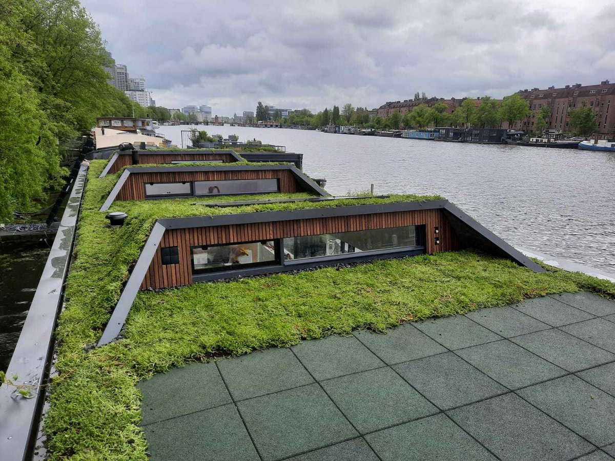 Groendak's tweet image. Woonboot met Groendak een goede combi. Ook hier aan de Weesperzijde, Amsterdam. groendak.nl