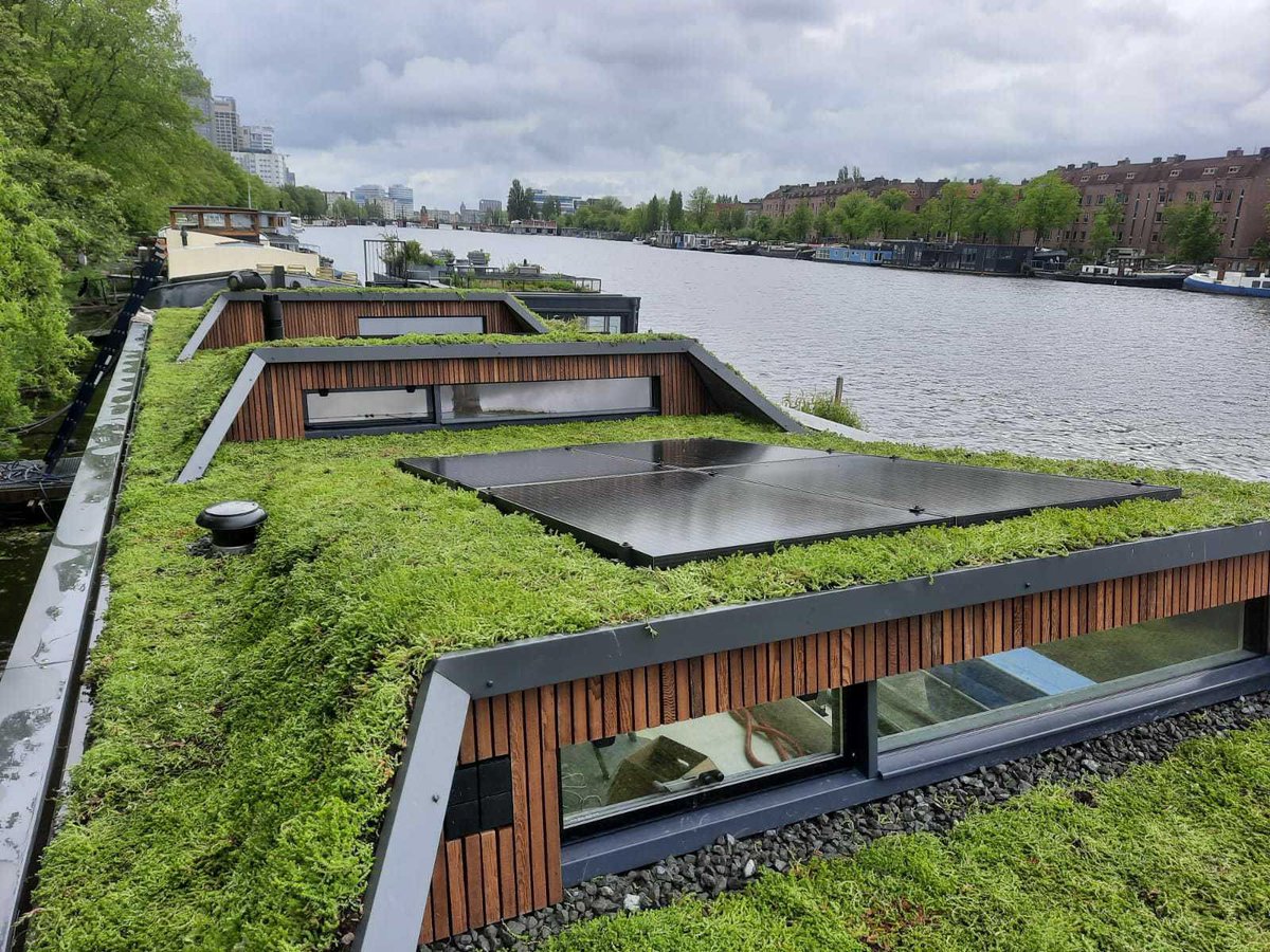 Groendak's tweet image. Woonboot met Groendak een goede combi. Ook hier aan de Weesperzijde, Amsterdam. groendak.nl