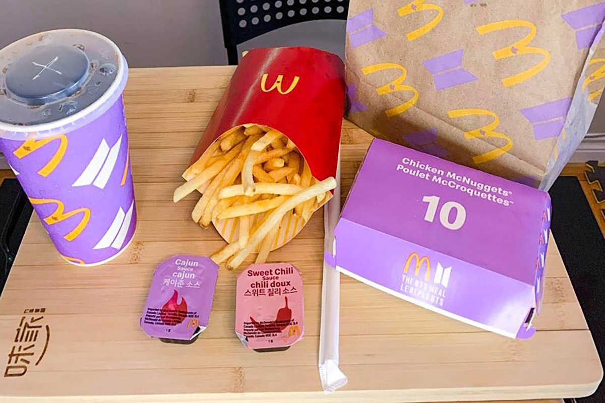 ZRezoana's tweet photo. Other than the packaging, what's so BTS about it? @McDonaldsCanada #BTSMeal https://t.co/y72sfpotQC