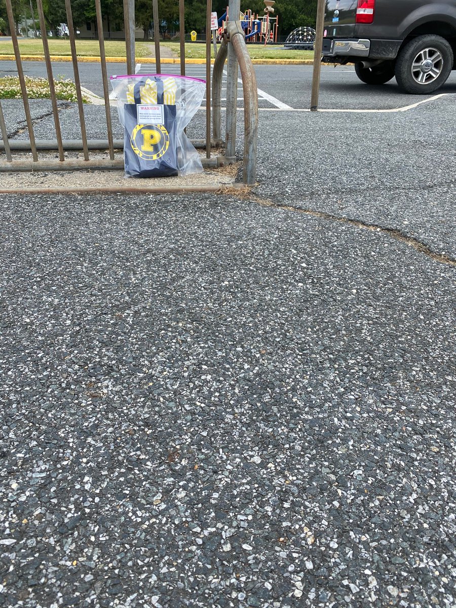 PocomokeMiddle's tweet photo. Our last book has already been claimed by one of our 8th graders! 

Thank you so much to the Community Foundation for your support with this project! Stay tuned for next month’s titles! #PocoHideAndGoRead https://t.co/XuSG29DSdI