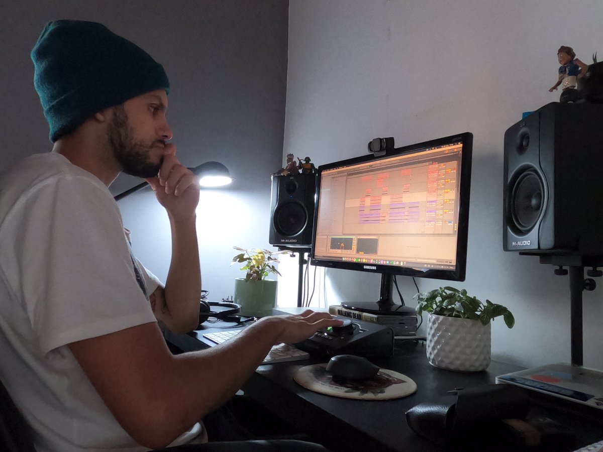 bertziofficial's tweet photo. Modo on en la ofi, trabajando en algo nuevo 🎛🎚🎧, vamos a ver qué sale 🔥 .

#techno #technomusic #dj #djlife #producer #producerlife #electronicmusic https://t.co/i9uN9IwlkC
