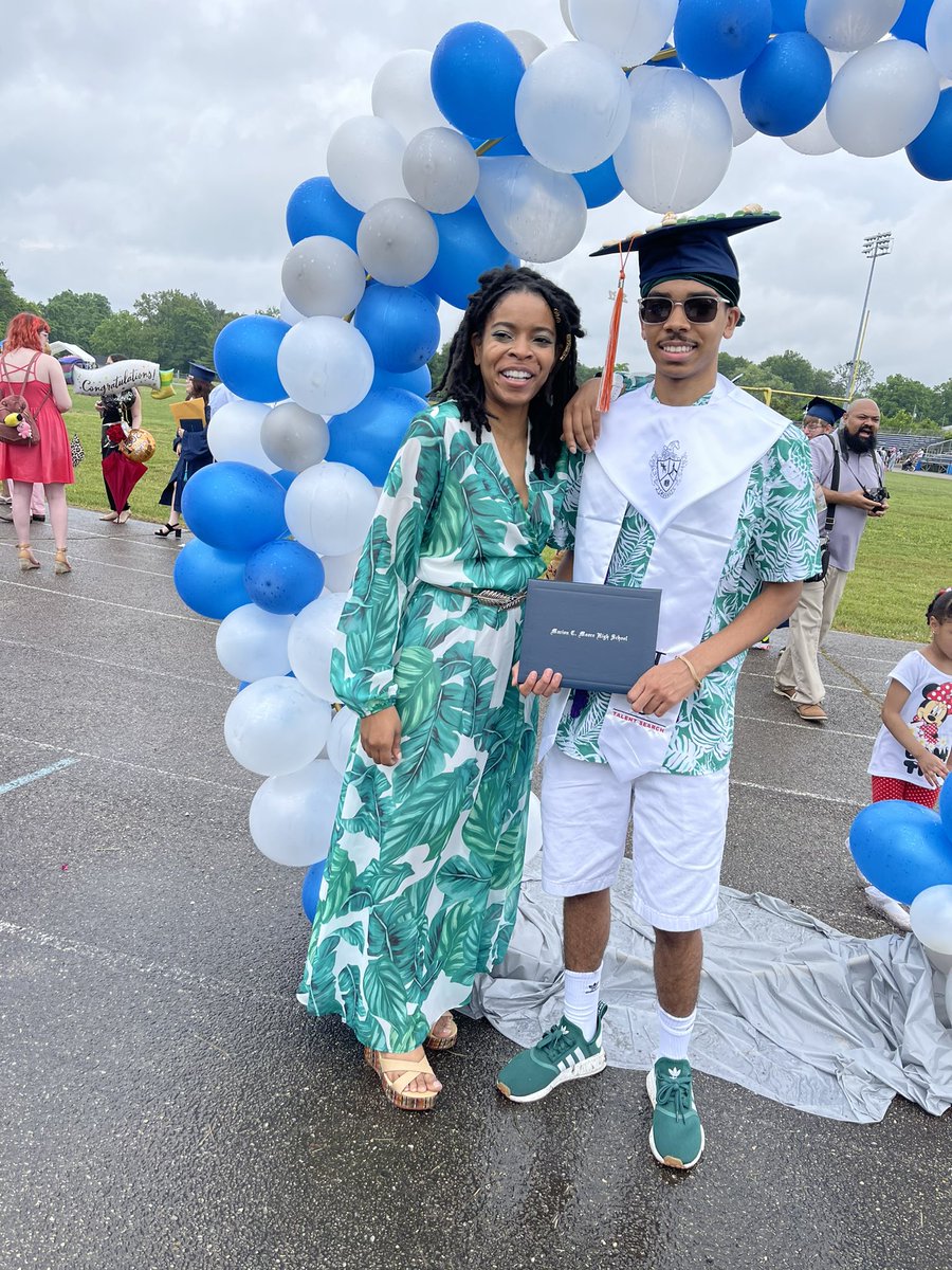 SwayTheAlien's tweet photo. Really just graduated...doesn’t even feel like it @mooremustangs #Classof2021 https://t.co/B1M6l02izp