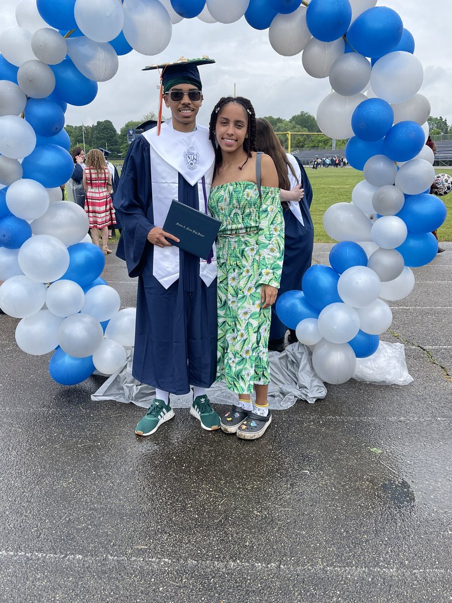 SwayTheAlien's tweet photo. Really just graduated...doesn’t even feel like it @mooremustangs #Classof2021 https://t.co/B1M6l02izp