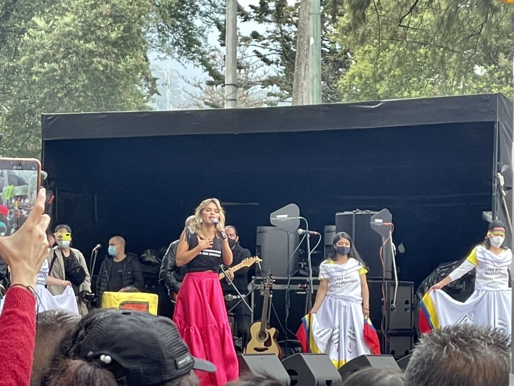 SandraComunes's tweet image. #AEstaHora en el Parque Nacional se presenta @AdrianaLucia, la resistencia y la valentía de este pueblo no se compara con nada. #UnMesDe #ParoNacional28M es la muestra que Colombia se cansó de las mentiras y de estos Gobiernos tiranos.