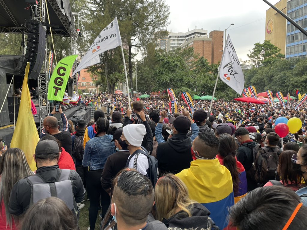 SandraComunes's tweet image. #AEstaHora en el Parque Nacional se presenta @AdrianaLucia, la resistencia y la valentía de este pueblo no se compara con nada. #UnMesDe #ParoNacional28M es la muestra que Colombia se cansó de las mentiras y de estos Gobiernos tiranos.