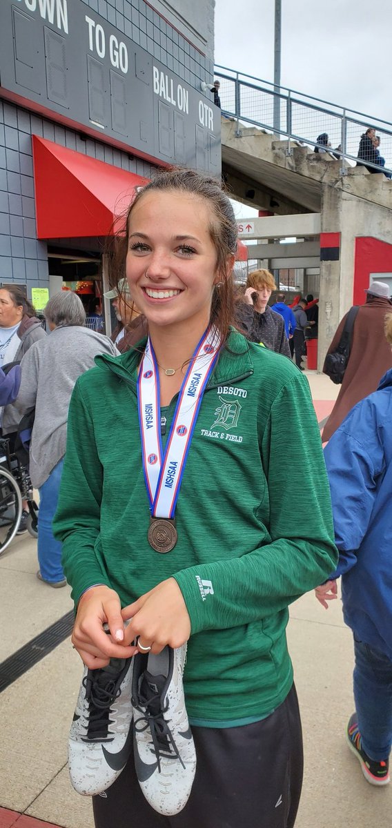desototrack's tweet photo. 4x200m relay finished 7th All State!!💥💥💥💥🔥 Taylor Jones Stephany Latham Meghan Mellor Erika Mellor!!!! https://t.co/MxJosvqMBv
