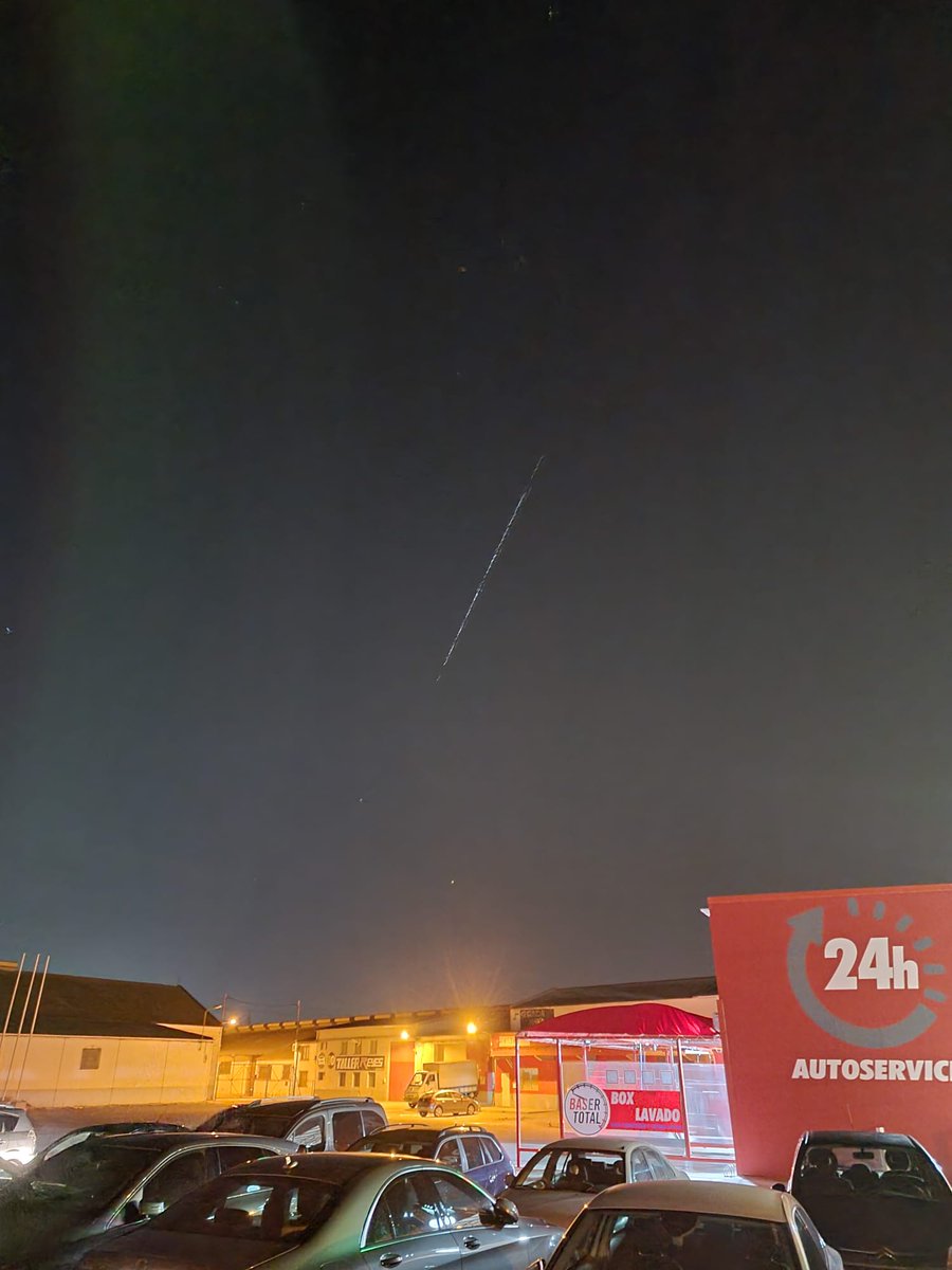 pi_ruleta's tweet photo. Visto ahora mismo, una fila de luces en movimiento en línea recta y ha desaparecido a los pocos segundos. #astronomia #murcia #fenomenosparanormales #queraeso https://t.co/LISaWDPteD