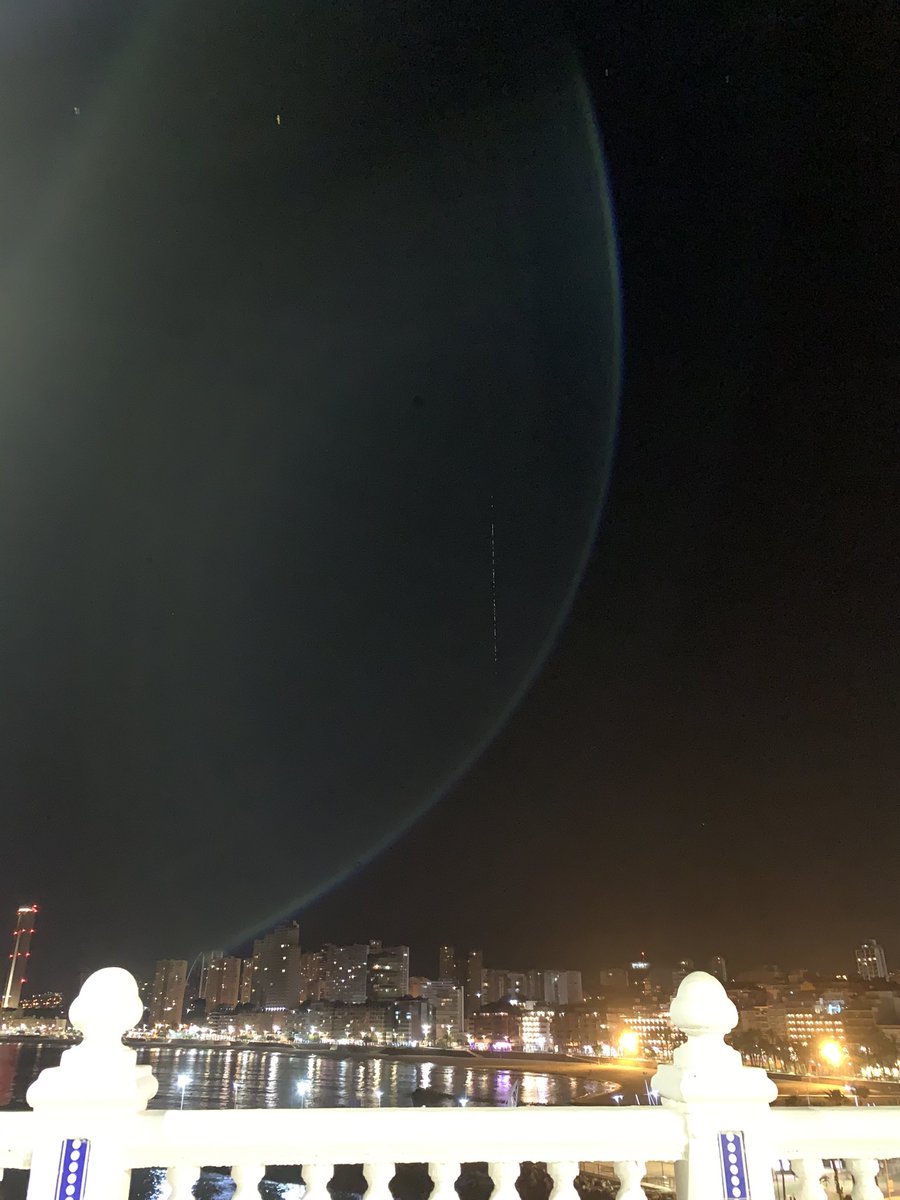 Ana_elda's tweet photo. @navedelmisterio visto en Benidorm hace 5min ¿que son esas luces? https://t.co/ip676yLYYX