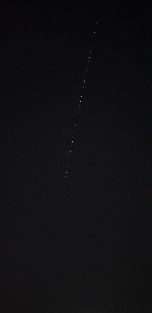 MAUNA9's tweet photo. Acabo de ver esto en el cielo...por favor que cierren el juego de jumanji ya no?? Alguien sabe que puede ser?? Invasión?? Ya lo que nos faltaba en Murcia #cielo #ovni #Invasion #murcia #madridcentral @NASA_es #FelizViernesATodos https://t.co/na8olxxK4E