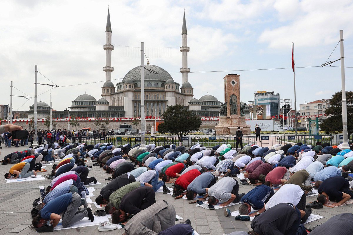 Taksim Camii 'başarılan' kaçıncı ilk oldu?
Niye engellersin, yaptırmazsın?
Sıkıntı dert ne?
Sıkıntı tam da bu fotoğraf işte..
Tabi ki saldırılar bitmeyecek..
Tabi ki kaos planlarından vazgeçilmeyecek..
Tabi ki 90'lı yılların özlemi depreşecek..