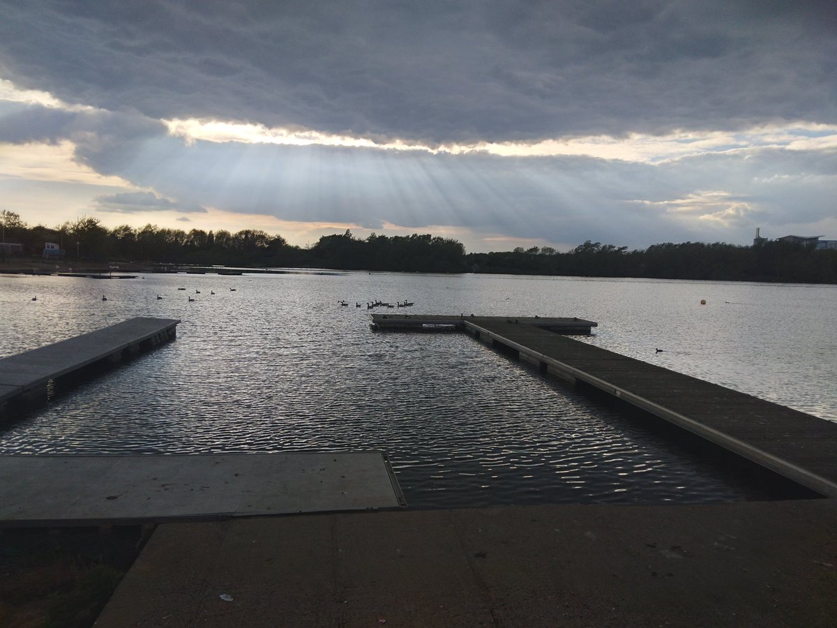 Broken_punk1005's tweet photo. A few laps round the res this evening. The sun's rays shine through the looming storm cloud which drifted overhead without depositing any of the wet stuff #neededthatrun #timetomyself @UKRunChat @RunThroughUK https://t.co/lozXjtDRsz