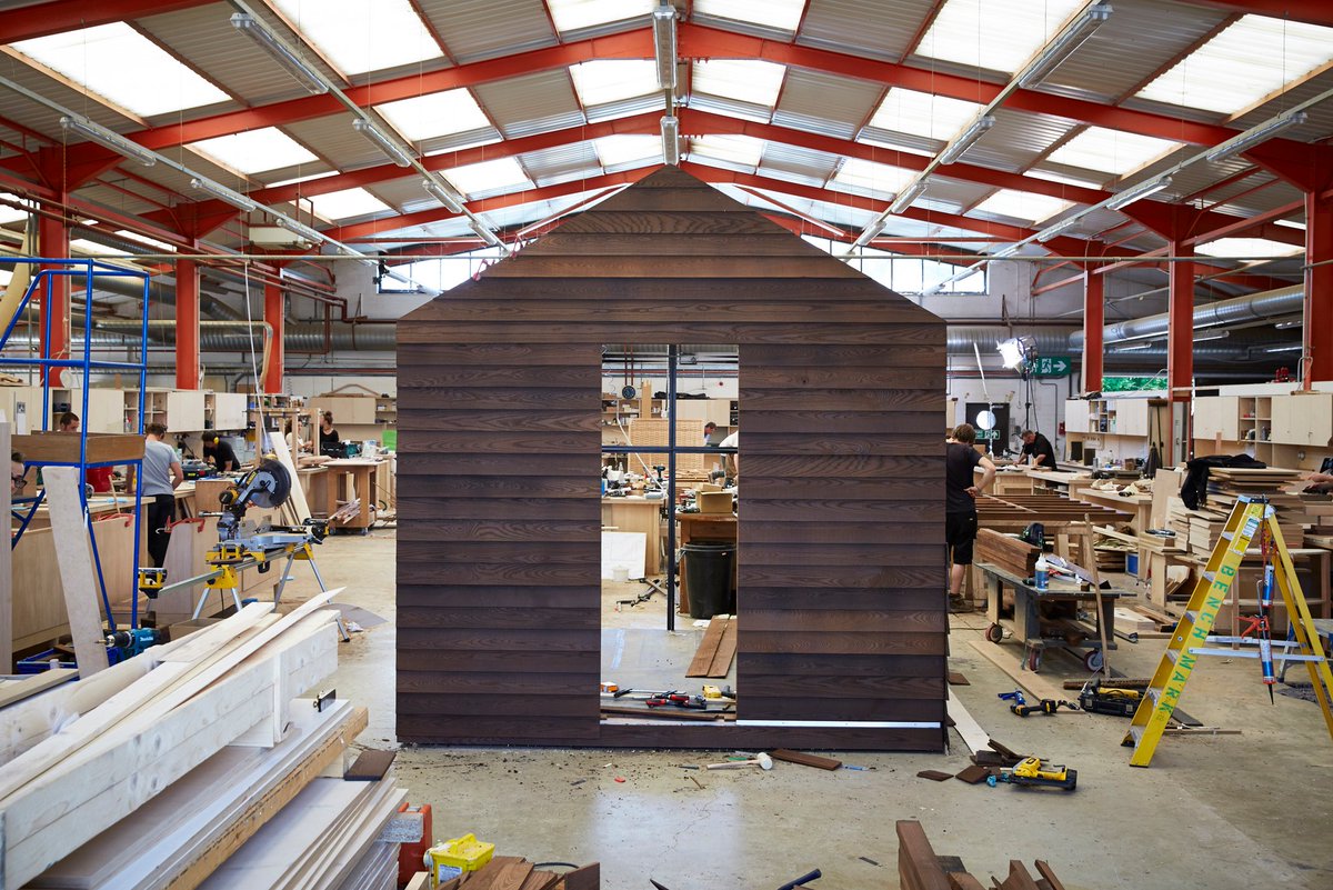 northlandforest's tweet image. Under construction at @madebybenchmark: @nathaliedeleval used Cambia by NFP® thermally modified ash to construct a garden shed for Sir Paul Smith in collaboration with @ahec_europe. 
📷 Petr Krejci

#cambiawood #thermalmodification #architecture #design #americanhardwood