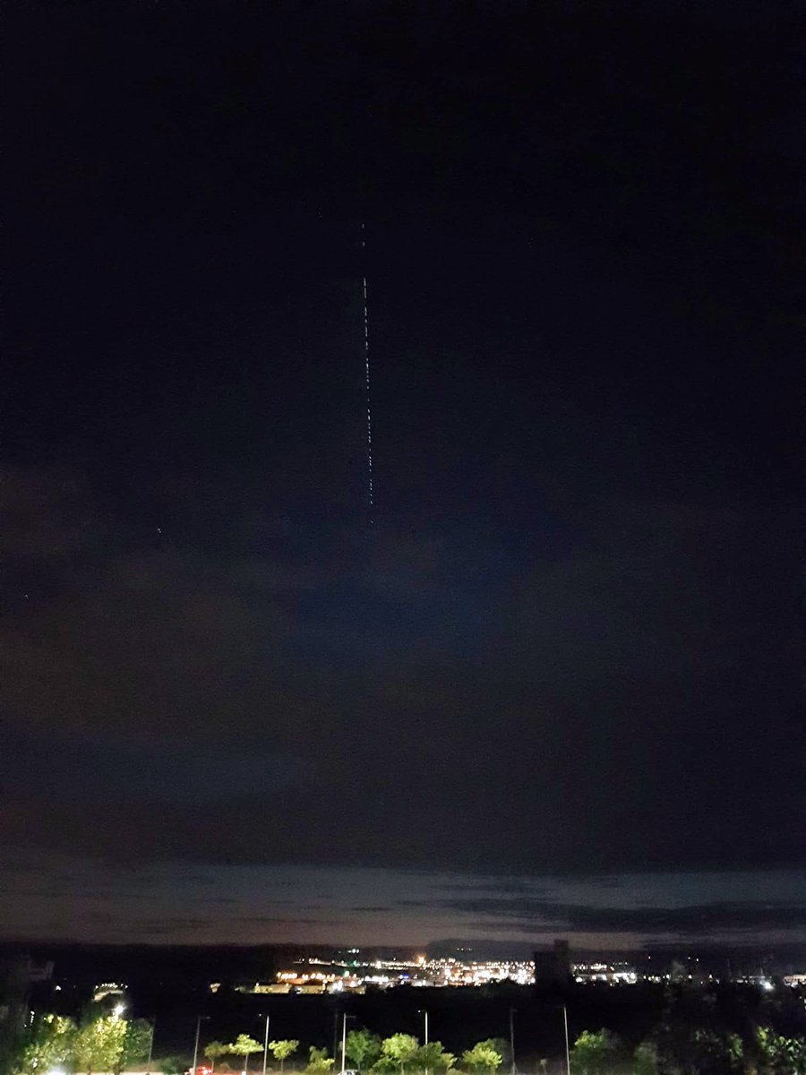 CarmenRJ87's tweet photo. Los satélites #Starlink en fila vistos hoy desde Guadalajara 🇪🇦 @FronteraSpacial #Starview https://t.co/1WLPD7hyXs
