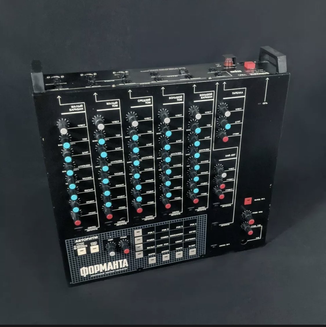 agoraphobicnb's tweet photo. Pretty into the look of these Soviet era drum machines #formata #roktron #USSR kind of reminds me of the late 90’s Mac Pro https://t.co/Zu8qmvEvA0