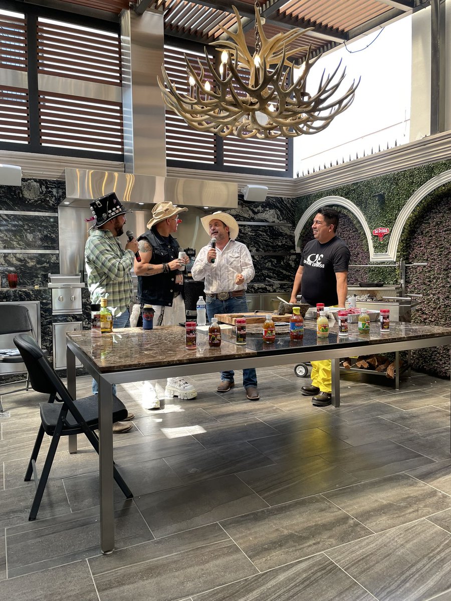 GoodWorkMTY's tweet photo. Desde el patio 🥩🔥🔥🔥 @elpatoclub @hernanprieto45 @omarespinosatv @PlatanitoShowMx https://t.co/RdqIi5EZS7