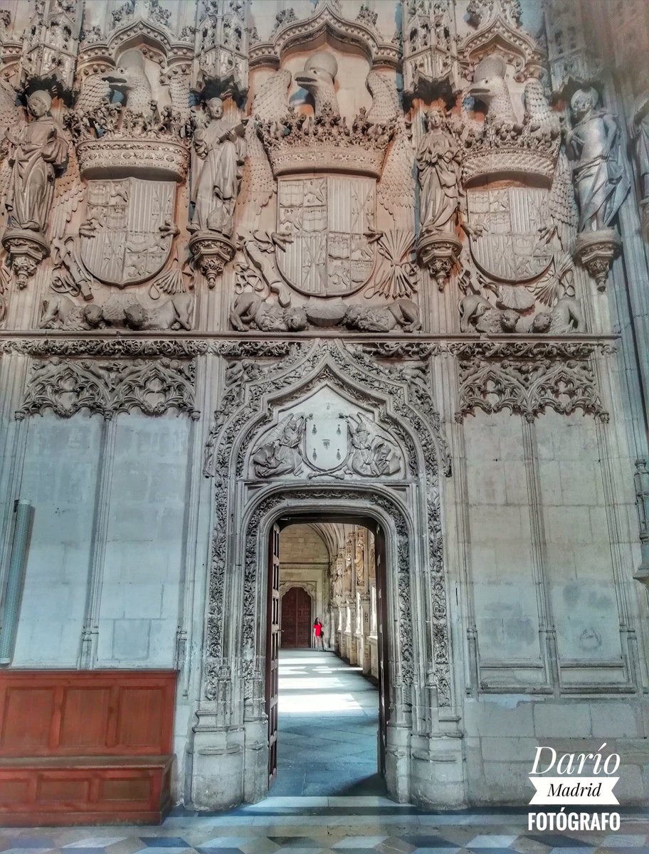 Iglesia del Monasterio de San Juan de los Reyes, Toledo, España ❌🇪🇸. Construido por orden la reina Isabel la Católica con la idea de convertirlo en panteón real. Cuando Granada fue conquistada pidió ser enterrada en la Alhambra. Arriba tienen escudos de los Reyes Católicos.