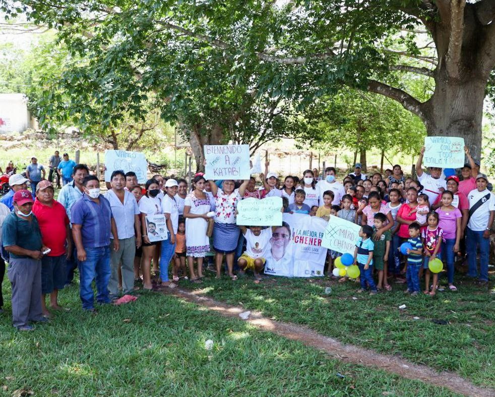 emiliolcal's tweet photo. Todos los que vivimos en esta tierra queremos lo mejor para nuestras familias y el 6 de junio lo haremos posible.
La mejor era chenera se acerca, ya se hizo sentir en #Katab y con tu apoyo vamos a lograr ir al 💯 por #Hopelchén.🔵🔴🟡 https://t.co/Zict43vhZk