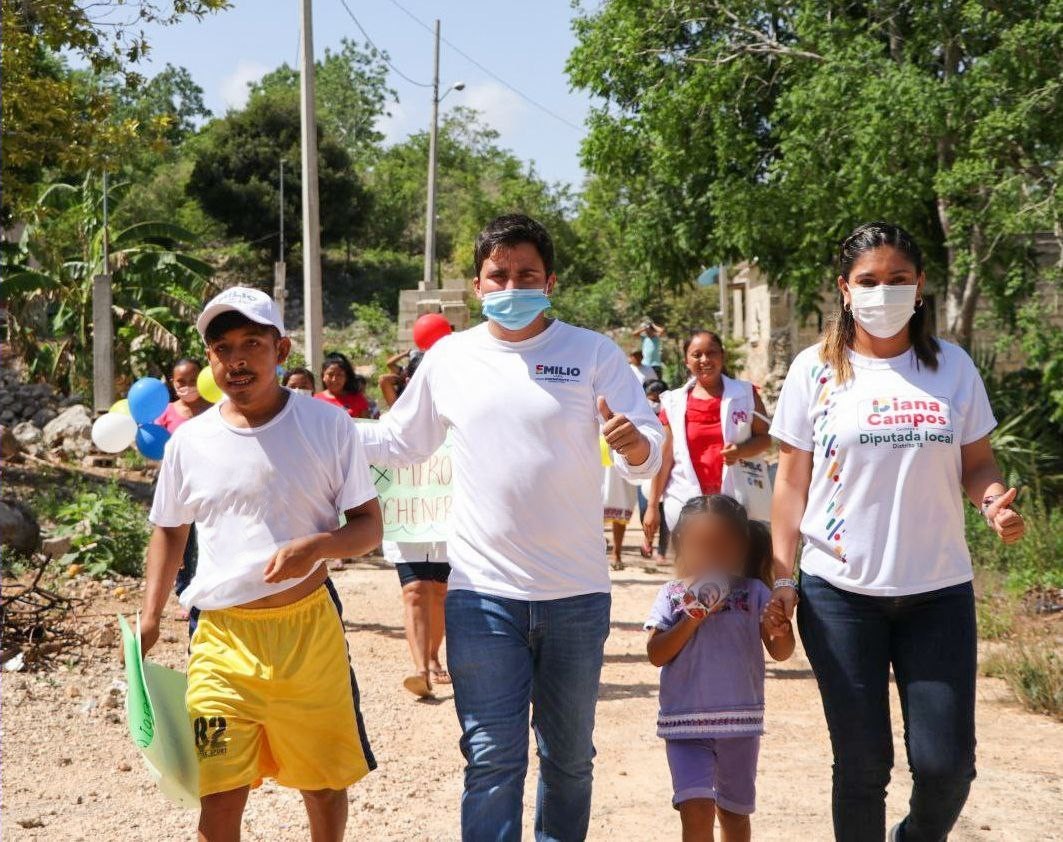 emiliolcal's tweet photo. Todos los que vivimos en esta tierra queremos lo mejor para nuestras familias y el 6 de junio lo haremos posible.
La mejor era chenera se acerca, ya se hizo sentir en #Katab y con tu apoyo vamos a lograr ir al 💯 por #Hopelchén.🔵🔴🟡 https://t.co/Zict43vhZk