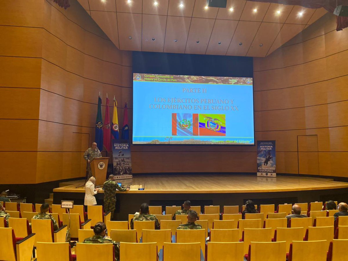 ESMIC_EJC's tweet photo. #HOY  en la #ESMIC se realizó el I Coloquio de Historia Militar con panelistas internacionales de #Perú y #Francia con asistencia de personal civil y militar, temas de interés para la investigación y conocimiento de la historia de @COL_EJERCITO. #VocaciónMilitar @ejercito_cedoc https://t.co/NnMxx4PTwx