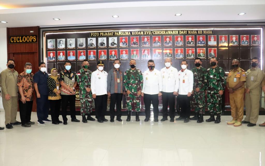 Kodam17Cen's tweet photo. PANGDAM CENDERAWASIH TERIMA KUNJUNGAN KERJA TIM KEMENKOPOLHUKAM RI

https://t.co/TVAZ0DxpqP https://t.co/X1yxJMAvxy