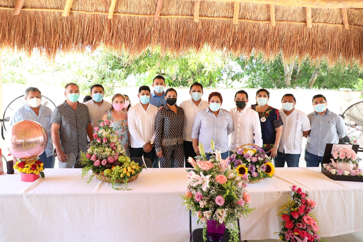 No tengo palabras para agradecer la muestras de cariño; agradezco a mis amigas y amigos por tan bella sorpresa y a todas y todos los que me han felicitado con motivo de mi cumpleaños.

#VotaXSofíaAlcocer
#JuntosSigamosAvanzando.
#VaXJoséMaríaMorelos 🔵🔴🟡
#UnidosSomosFuertes