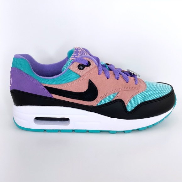 TheRowdyFox's tweet photo. So good I had to share! Check out all the items I'm loving on @Poshmarkapp #poshmark #fashion #style #shopmycloset #ullajohnson #jimmychoo #nike: https://t.co/Z01qA1m2kS https://t.co/sXAcViJkvr