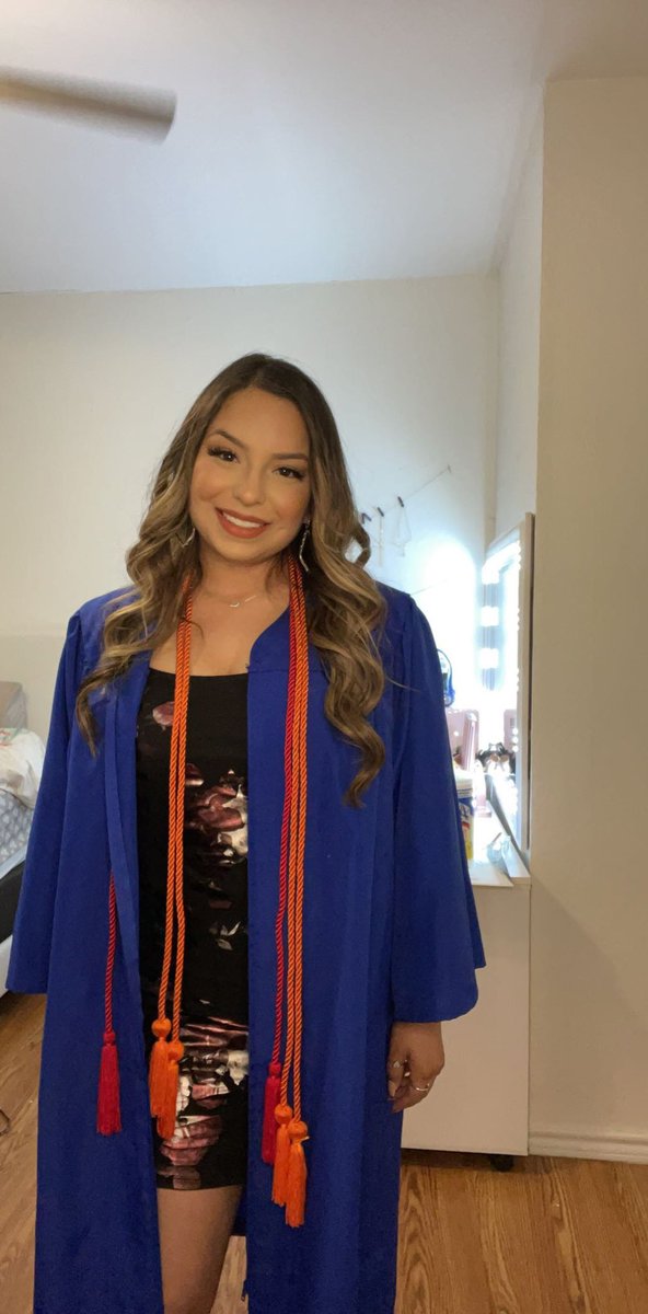 kaelycortez10's tweet photo. Oh yeah, I graduated last Friday 🎓:) https://t.co/xNju8F3dGm
