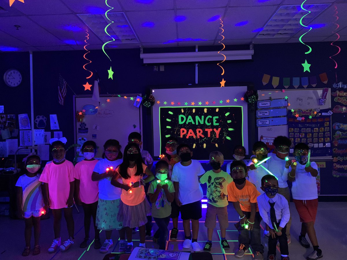 mo_adams0411's tweet photo. Let’s Glow Crazy! @NISDLieck https://t.co/l9qPg56nVA