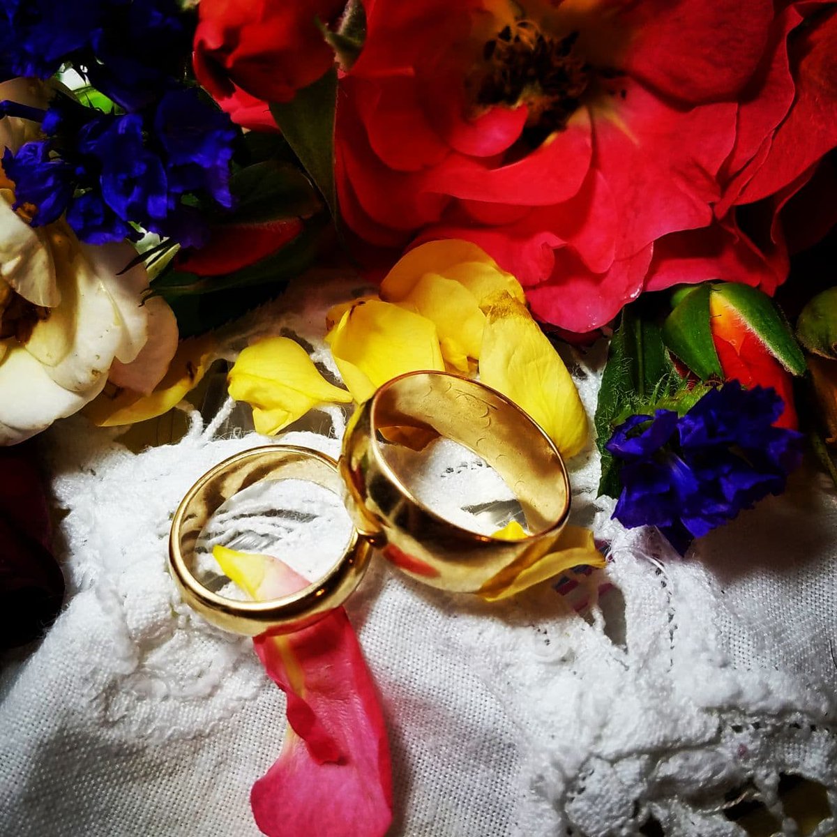 Memorial of those no longer with us 📸 by @katfishcreations
instagram.com/p/CPav8NFBNix/…
#weddingrings #weddingbands #golden #lace #lacey #roses #flowers #flowery #memorial #lookingback #passedaway #memorialphoto #acceptingcommissions #commissionart #ArtByKat #KatfishCreations #Artist