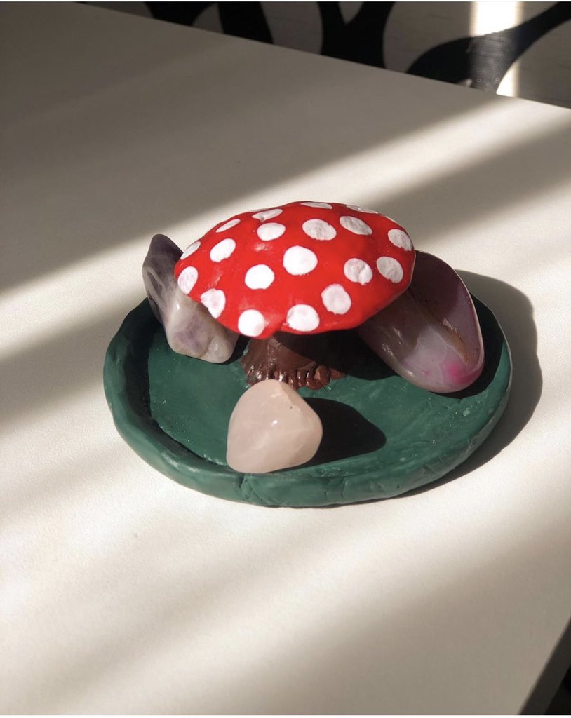 — Porta joias Fairy House 🧚🏻‍♀️

✨ Porta joia ou porta cristais, e feita de biscuit. Raio de 9 cm e altura de 5 cm, podendo variar por ser uma peça de artesanato. 

🛒 shopee.com.br/product/445982…