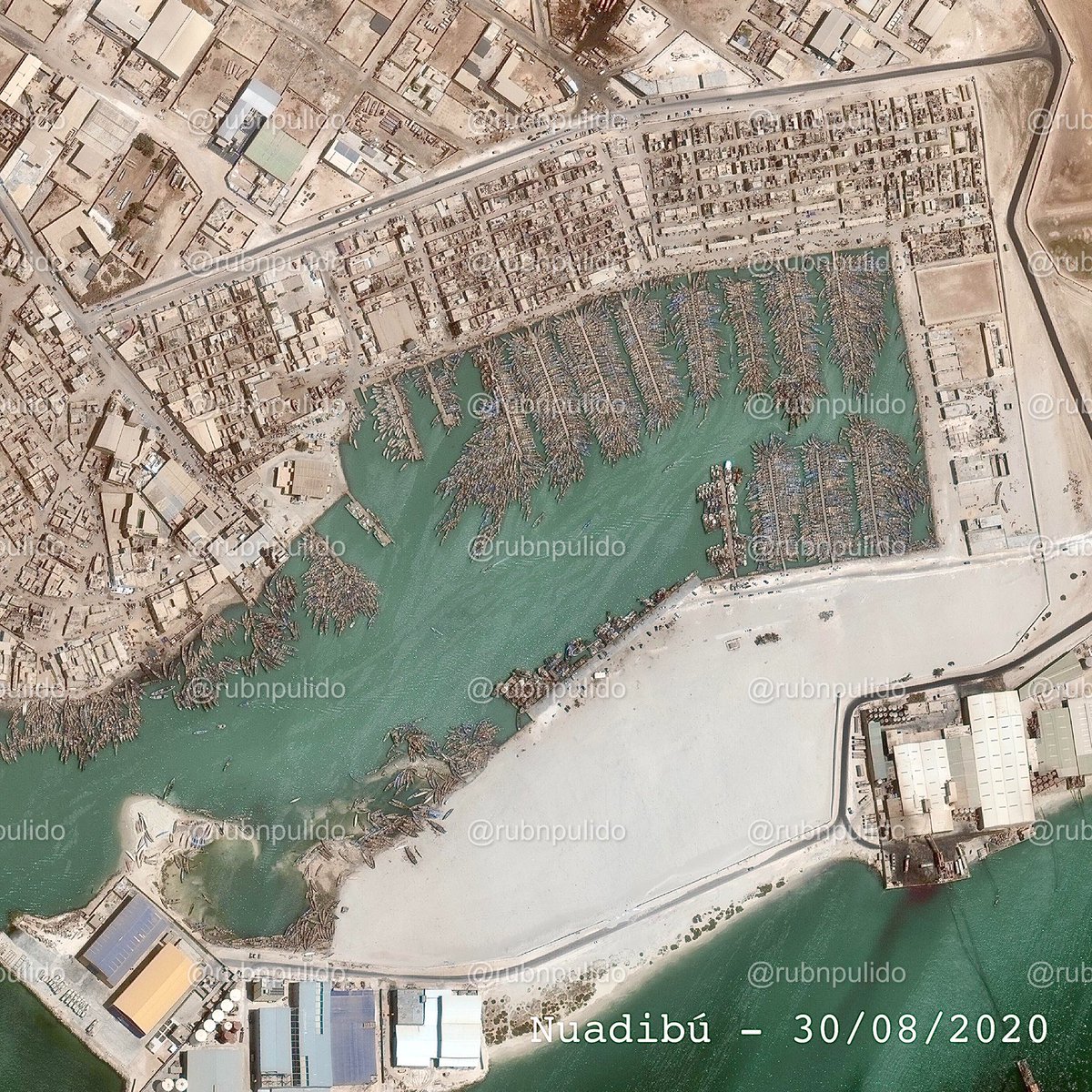  Nuadibú. El famoso puerto de Mauritania desde donde parten al año cientos de cayucos con destino a España.De agosto a octubre se quintuplica el número de embarcaciones. En la actualidad se mantiene con un volumen de cayucos tres veces mayor al habitual.