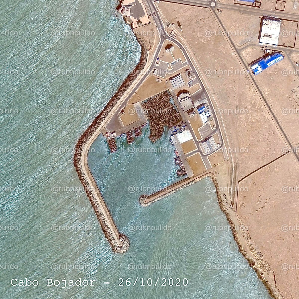  Cabo Bojador. Imágenes satelitales tomadas desde septiembre de 2019 a mayo de 2021.En poco más de un año, un puerto utilizado para la pesca triplica el número de embarcaciones. Actualmente se mantiene en un número similar. Y NO, no es por la pesca.