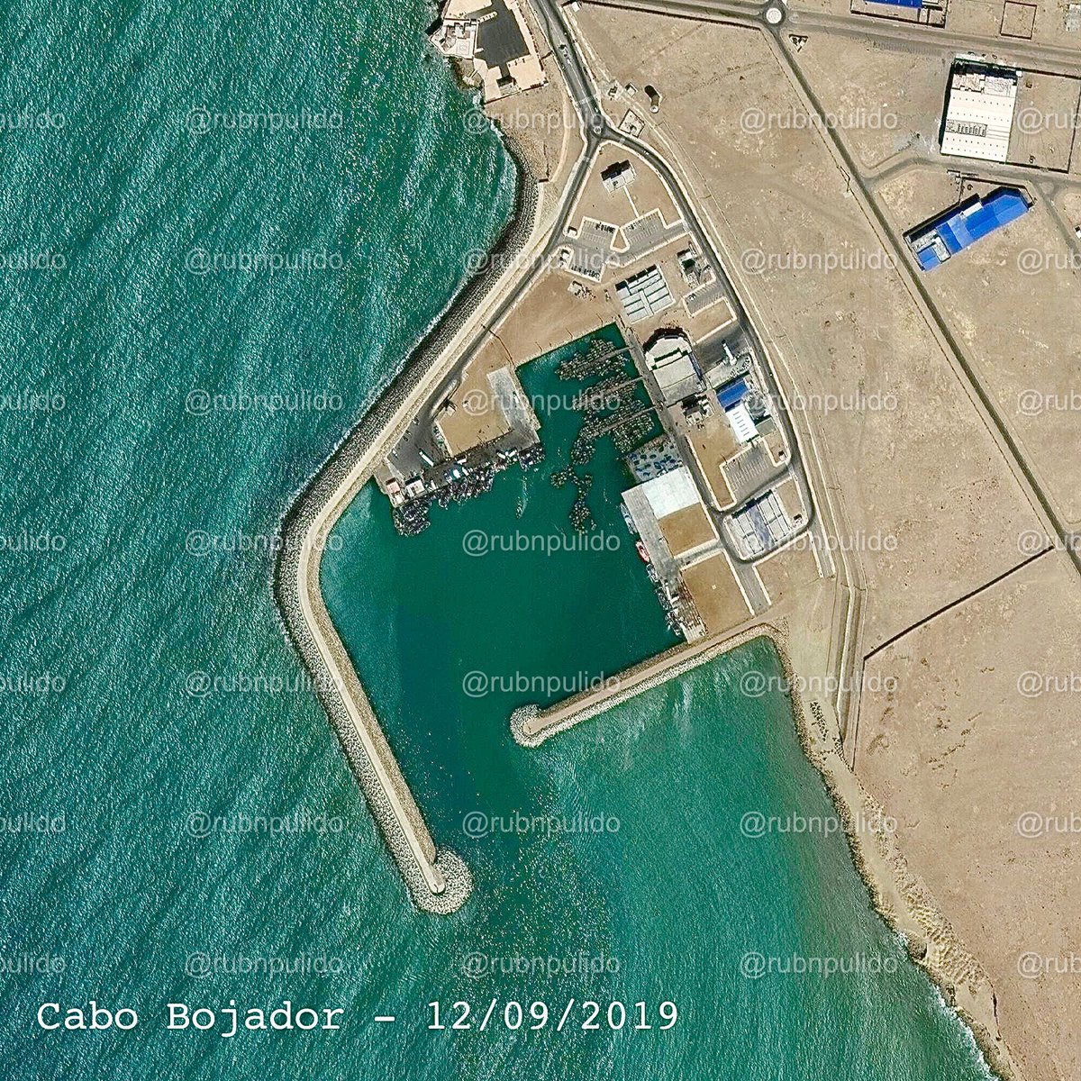 Cabo Bojador. Imágenes satelitales tomadas desde septiembre de 2019 a mayo de 2021.En poco más de un año, un puerto utilizado para la pesca triplica el número de embarcaciones. Actualmente se mantiene en un número similar. Y NO, no es por la pesca.