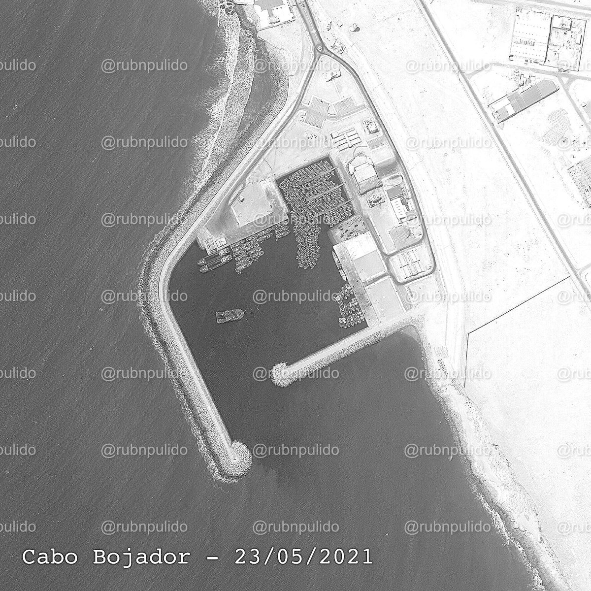  Cabo Bojador. Imágenes satelitales tomadas desde septiembre de 2019 a mayo de 2021.En poco más de un año, un puerto utilizado para la pesca triplica el número de embarcaciones. Actualmente se mantiene en un número similar. Y NO, no es por la pesca.