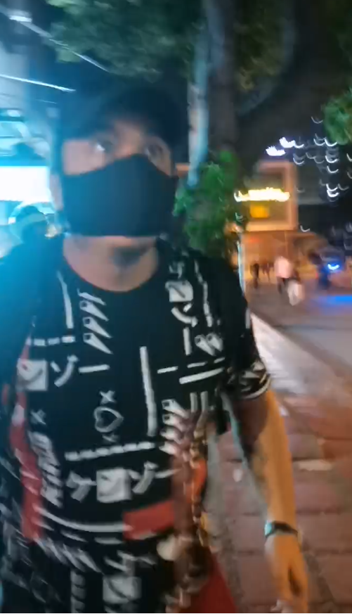 AnonymousOpsMDE's tweet photo. ⚠️ALERTA MEDELLÍN⚠️
Civil de camiseta rosada dispara con arma de fuego a prensa. Luego sale con otras 3 personas a continuar agresiones protegidos por Policía. 

Iniciamos investigación de identidad a estos comerciantes del CC El Diamante.

#ParoNacional28M #SOSNosEstanMatando https://t.co/EhRAqfCi4U